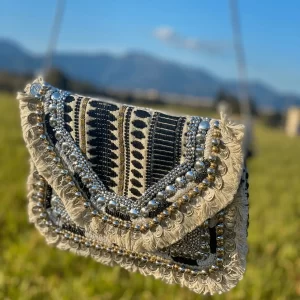 Bolso Bordado a Mano con Tejido Jaquard y Monedas