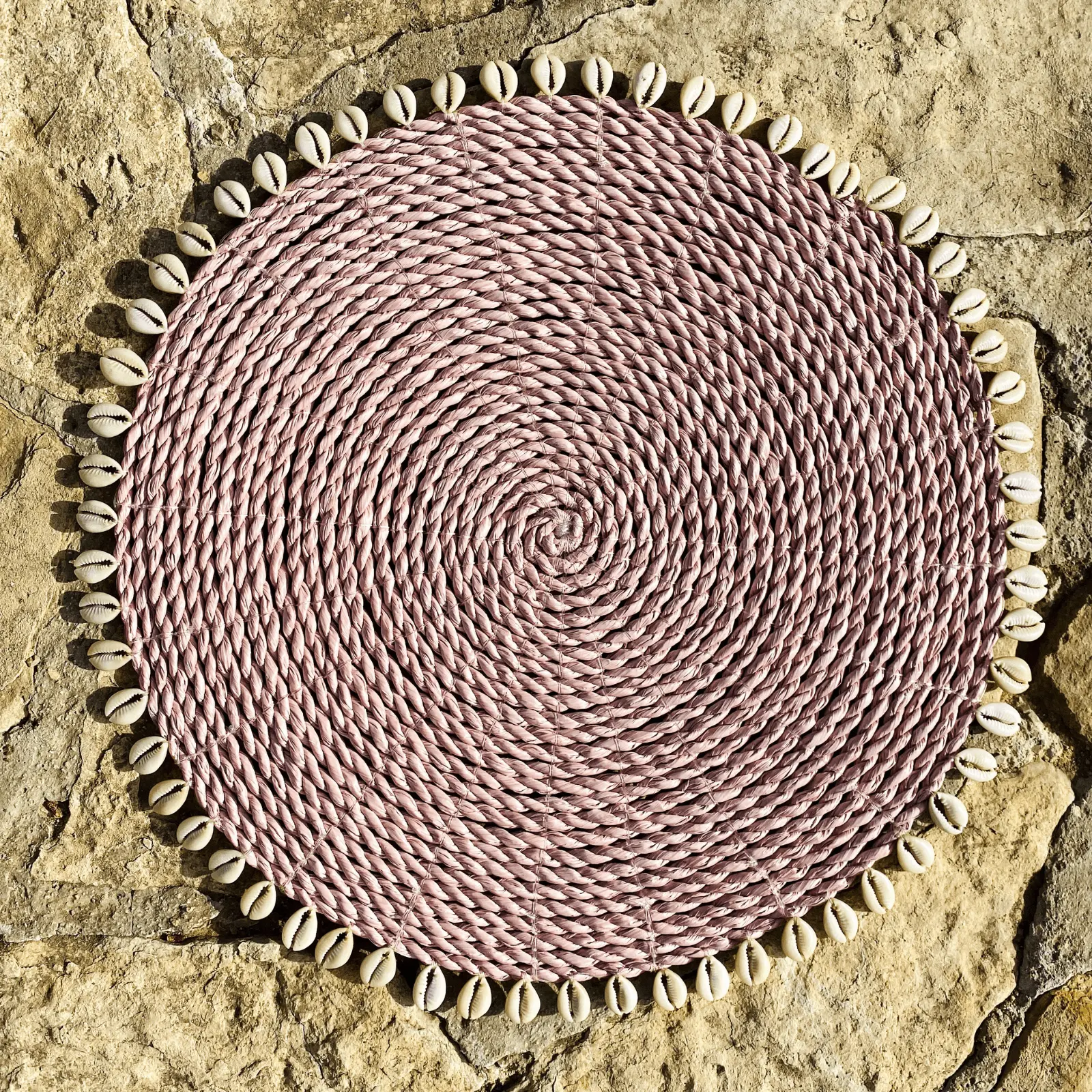 Salvamantel de Rafia Color Salmón Decorado con Conchas - Imagen 3