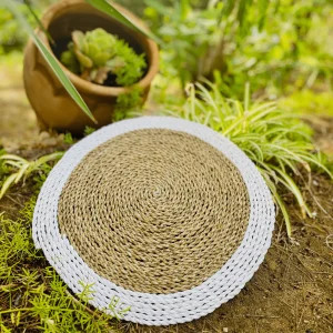 Bajo Plato de Rafia Natural con Detalles en Blanco