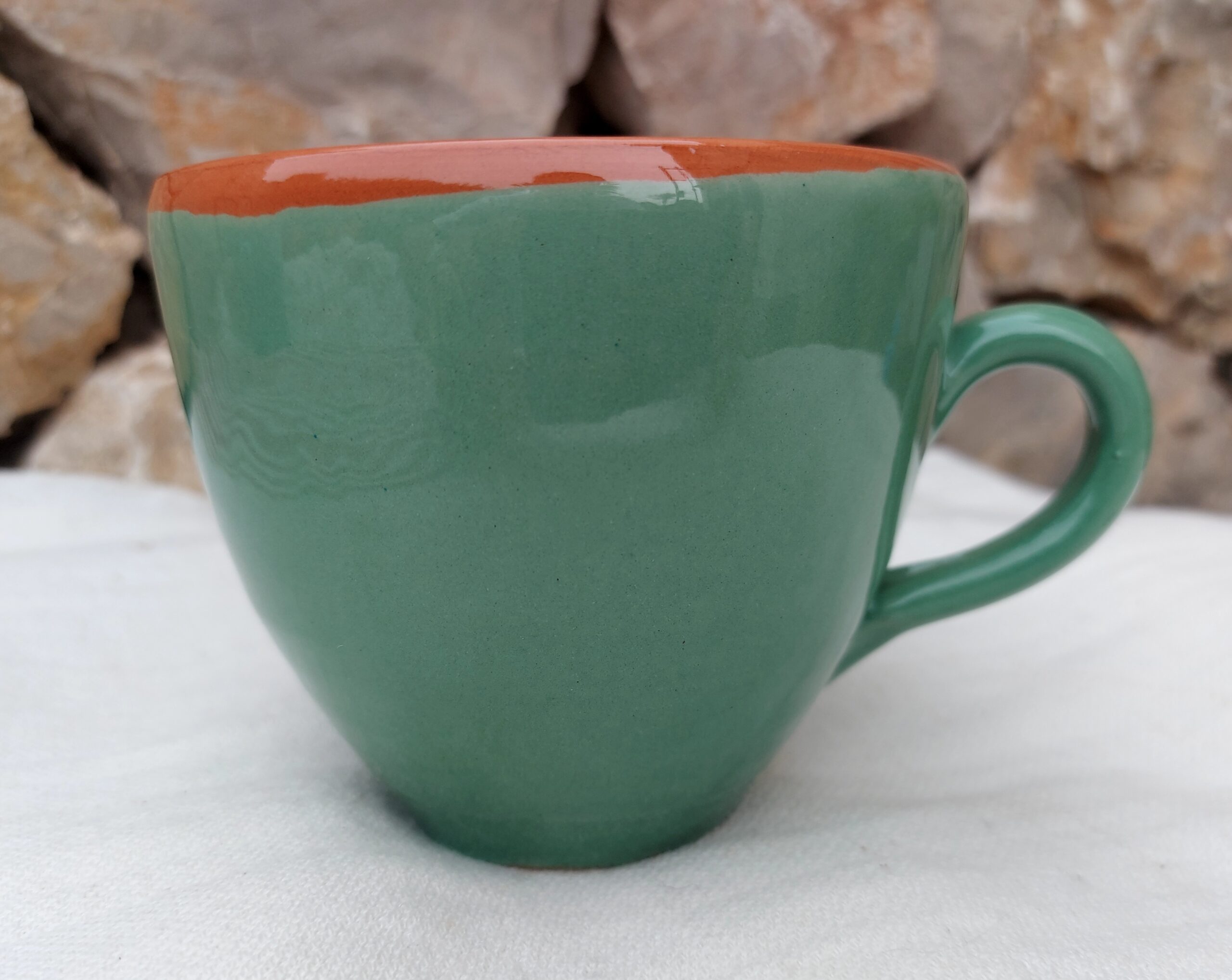 Taza Artesanal de barro color verde - Imagen 2