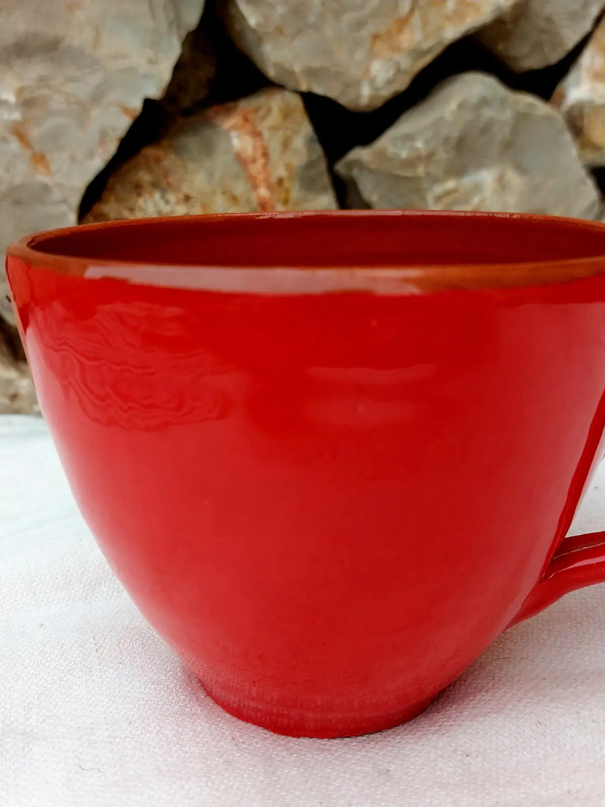 Taza artesanal de barro de color rojo - Imagen 3