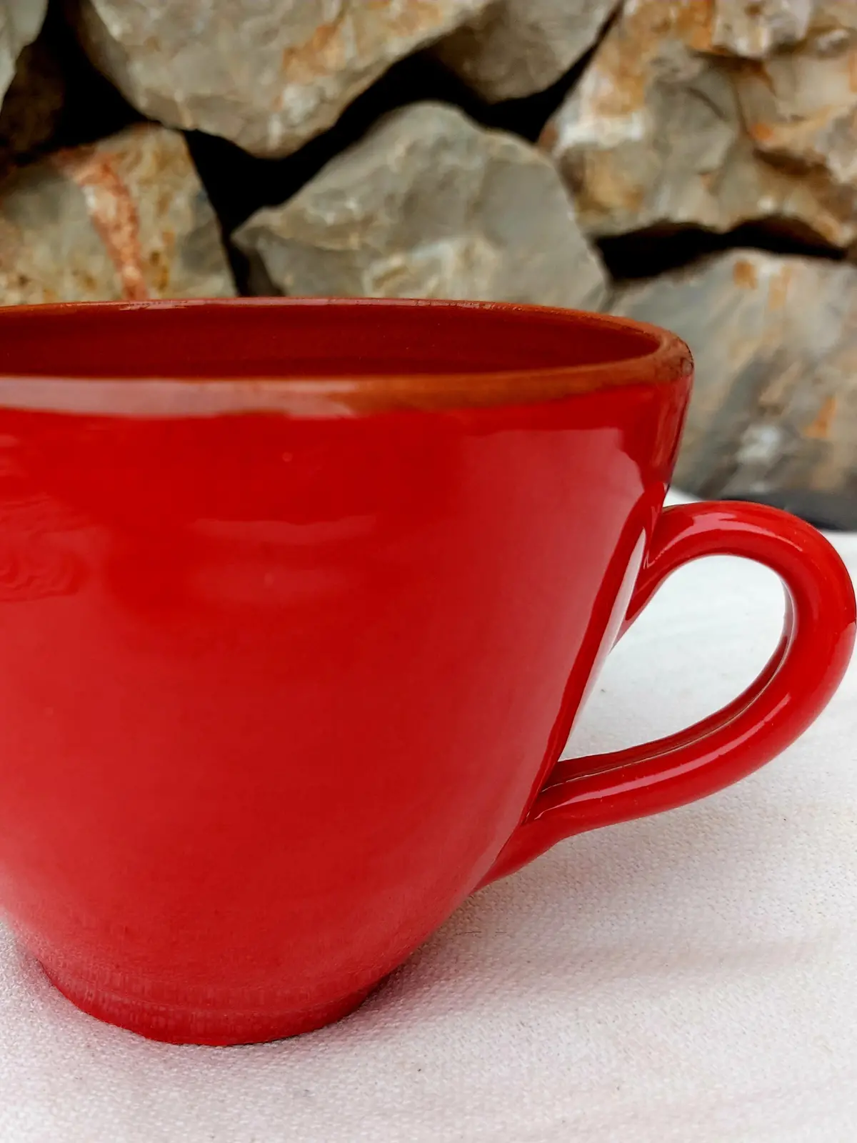 Taza artesanal de barro de color rojo - Imagen 2