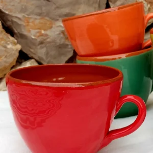 Taza artesanal de barro de color rojo