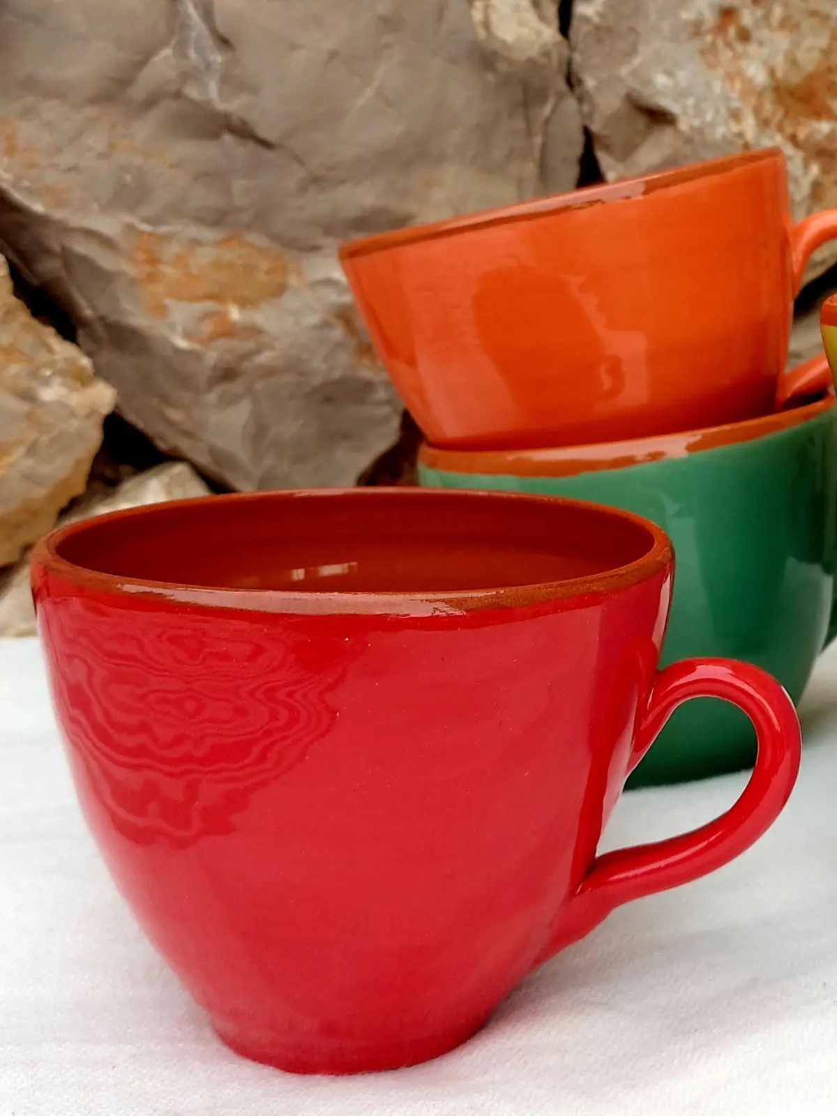 Taza artesanal de barro de color rojo