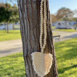 Borla de hoja con cuentas de madera