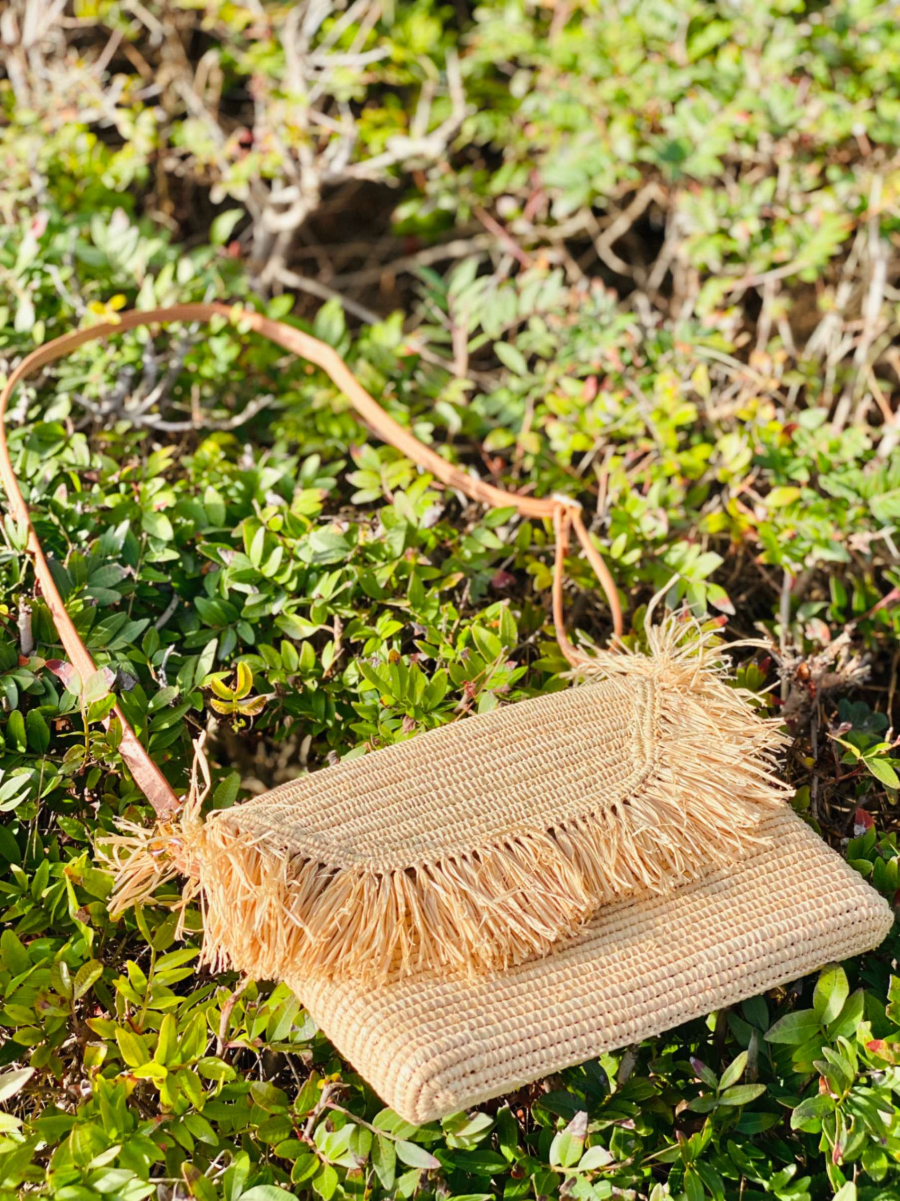 Handmade reed handbag with raffia bangs and long handle - Image 3