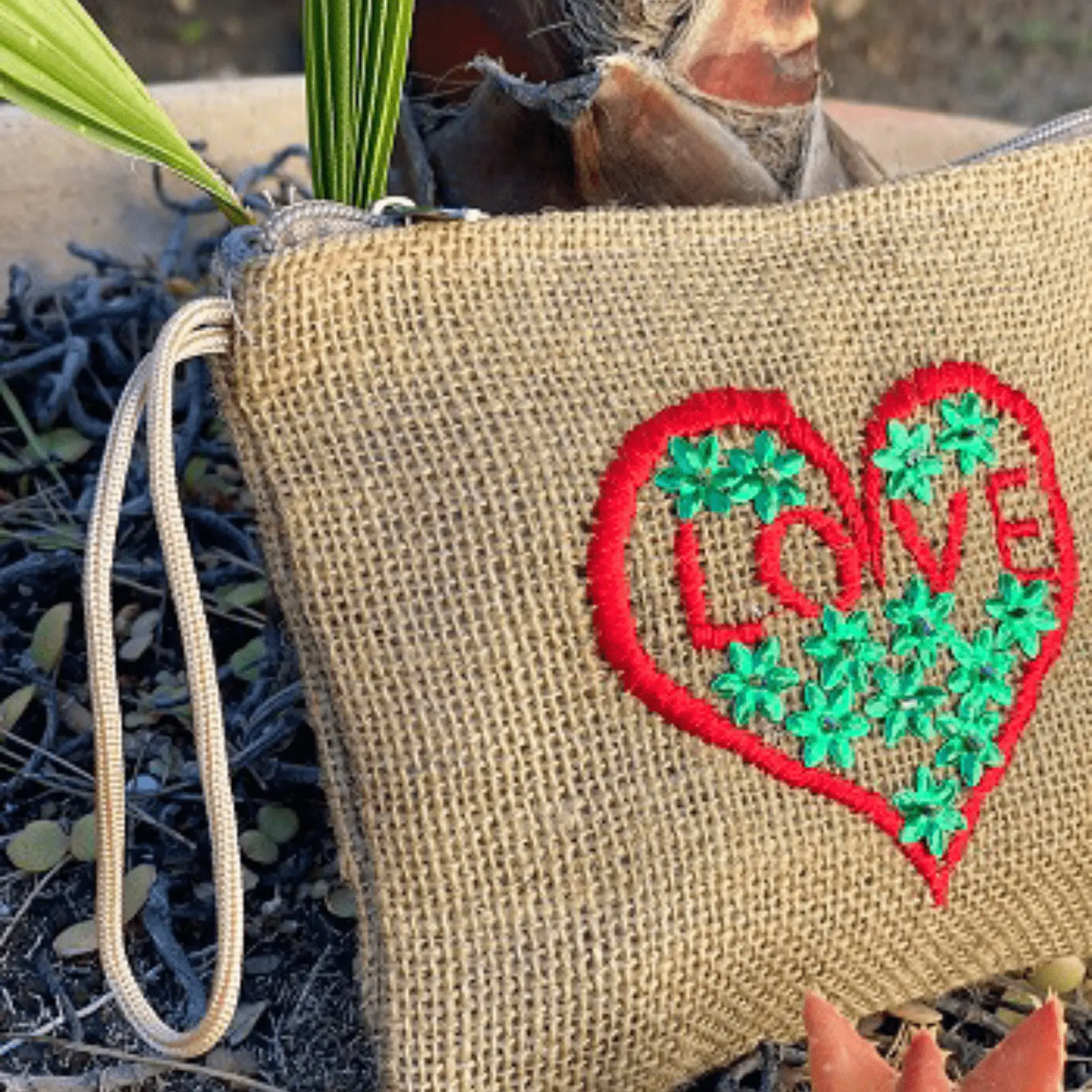 Carterita de Saco con Bordado de Corazón Rojo y Lentejuelas - Imagen 3