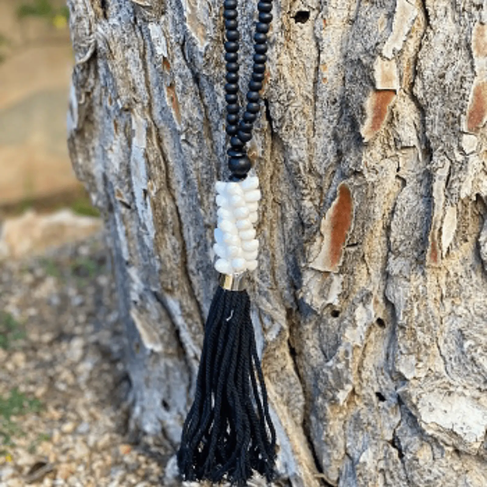 Pendant decoration in black color with shells in wood