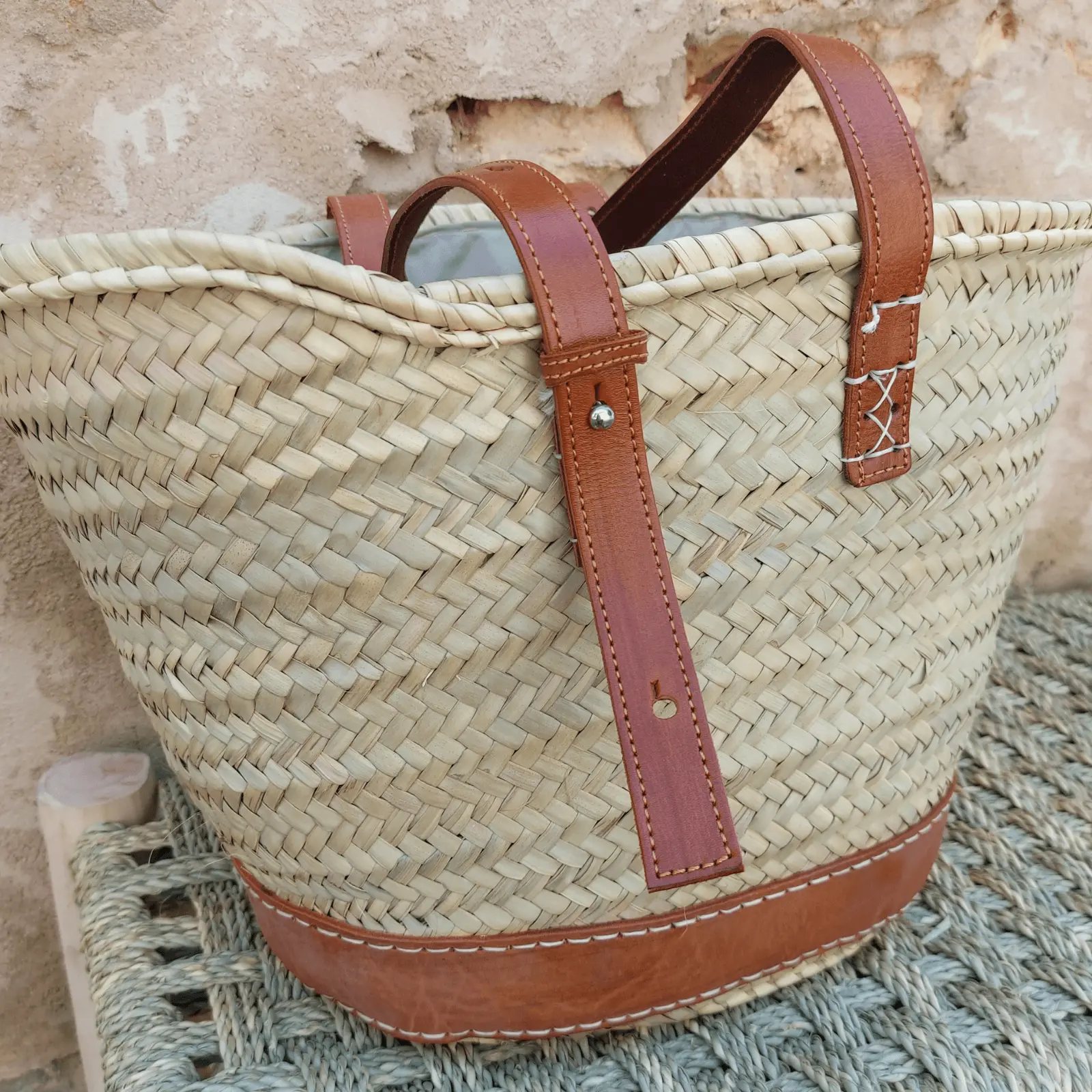bolso-cesta de palma con asas de piel