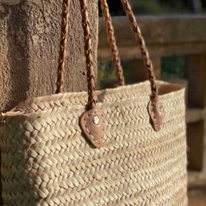 Bolso de palma con asa de piel trenzada. Medidas 40x35cm