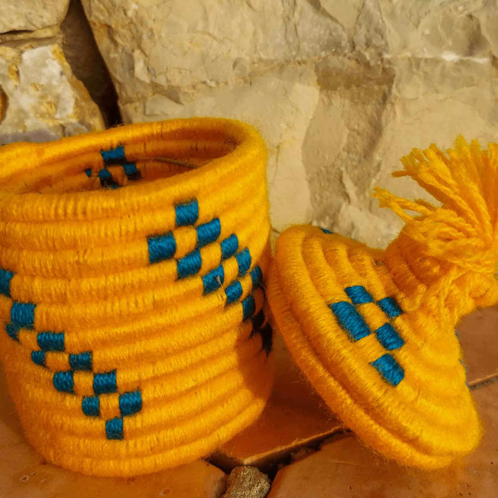Bombonera Mini amarilla de fabricación artesana hecha a mano - Imagen 3
