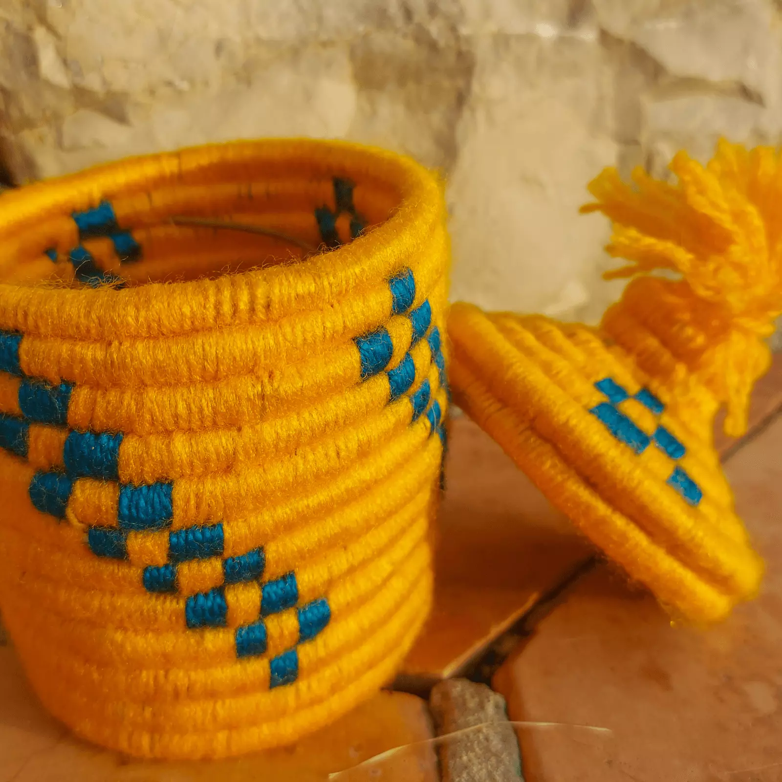 Bombonera Mini amarilla de fabricación artesana hecha a mano - Imagen 5