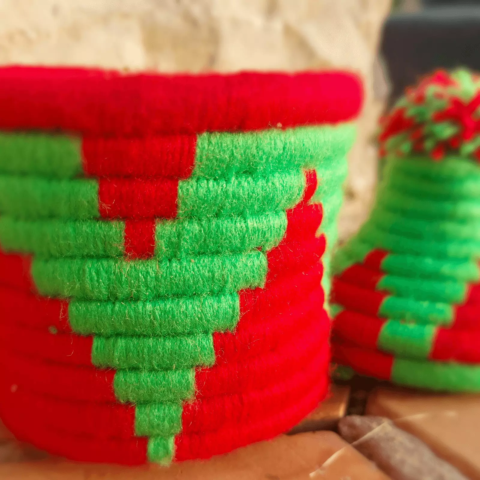 Bombonera Mini verde y roja artesanal hecha a mano - Imagen 3