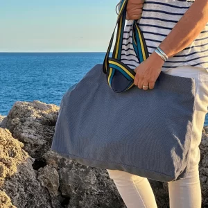 Cotton beach bag with double handle and zipper in blue color