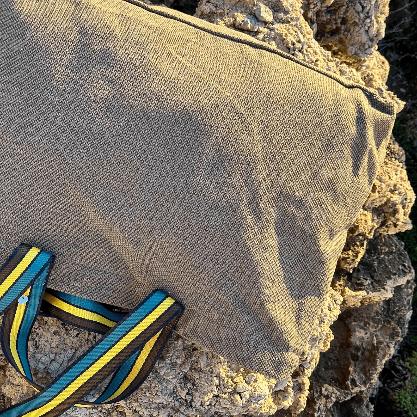 Cotton beach bag with double handle and zipper in brown color - Image 6