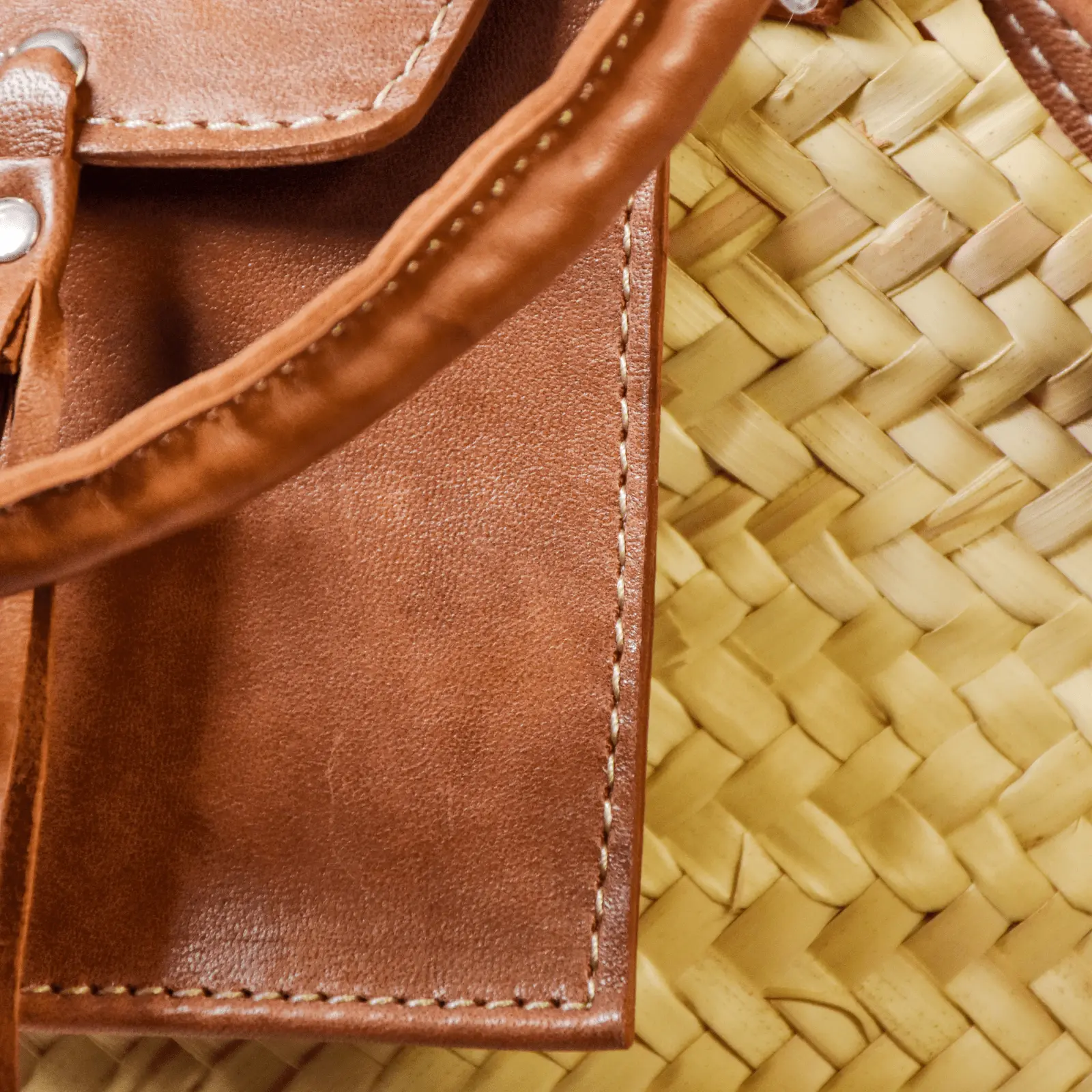 Large Beach Bag with Double Handle and Pocket in Brown Leather - Image 6