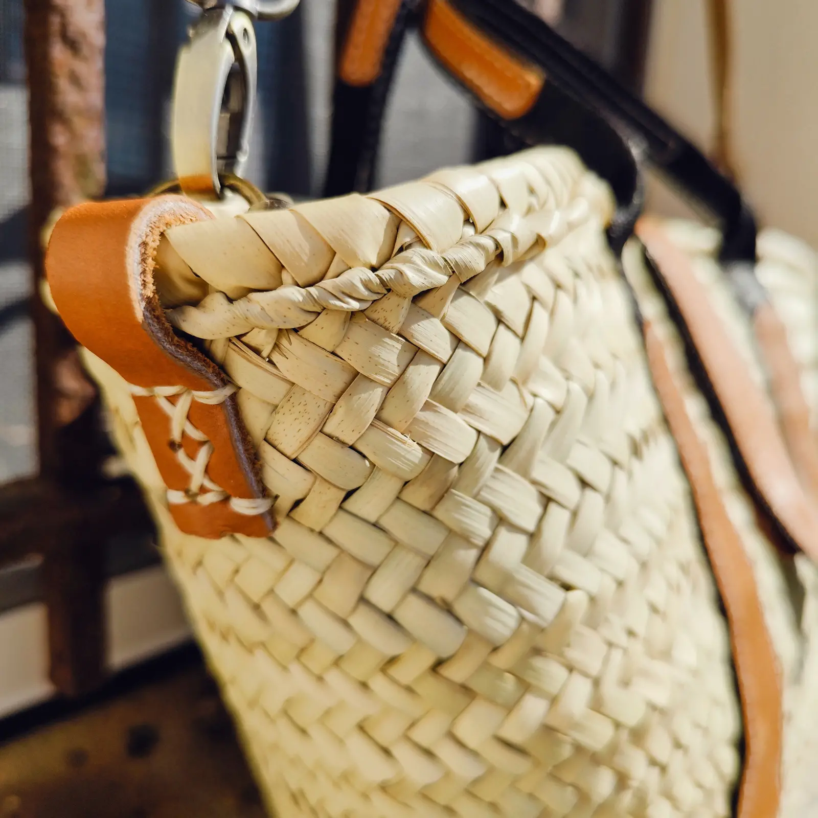 Palm Bag with Magnet Flap and Double Bicolor Handles - Image 5