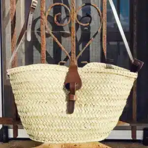 Carrying basket with clasp and zipper
