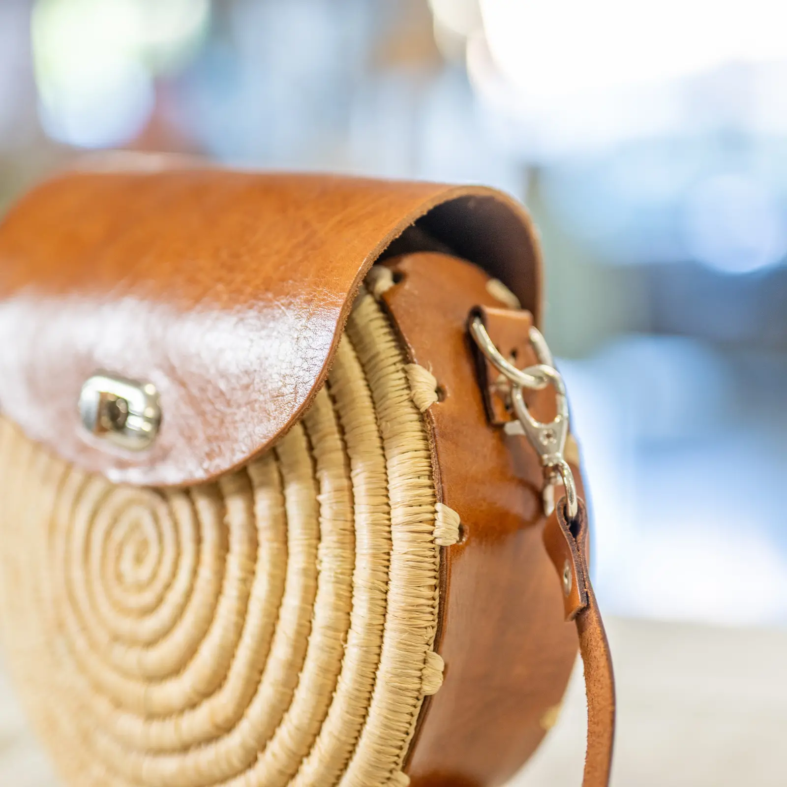 Round Raffia Bag with Metal Clasp and Long Leather Handle - Image 3