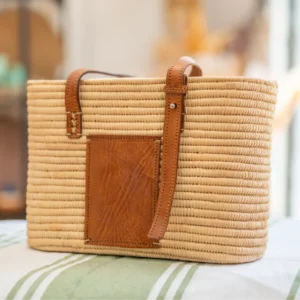 Bolso cuadrado de rafia con forro interior y asas largas de piel de 29x19x11 cm.