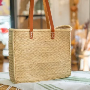 Cesta cuadrada reforzada con forro interior y asas largas de piel de 39x10x34 cm.